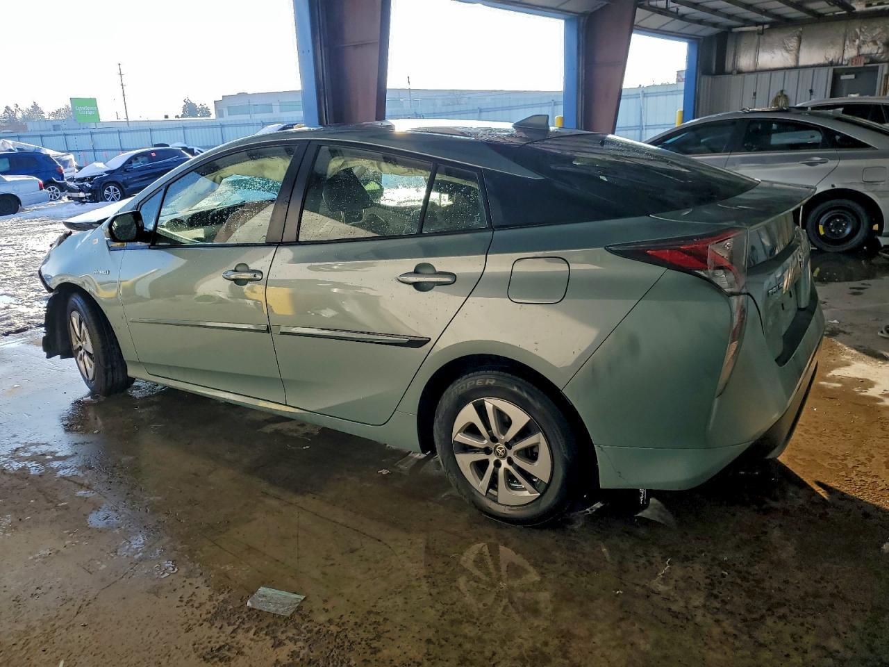 2016 Toyota Prius Three - Фото 2