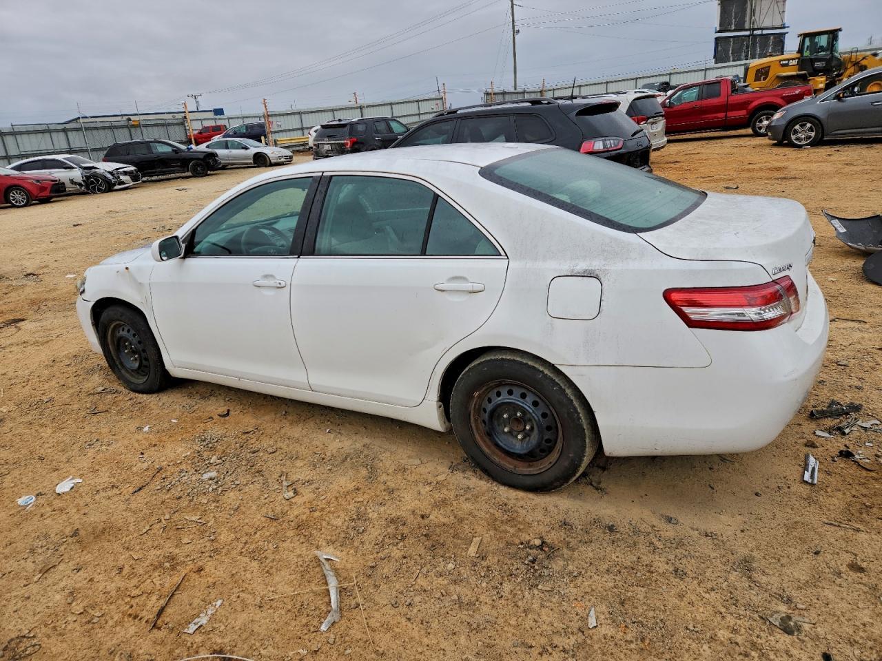 2011 Toyota Camry Base - Фото 2