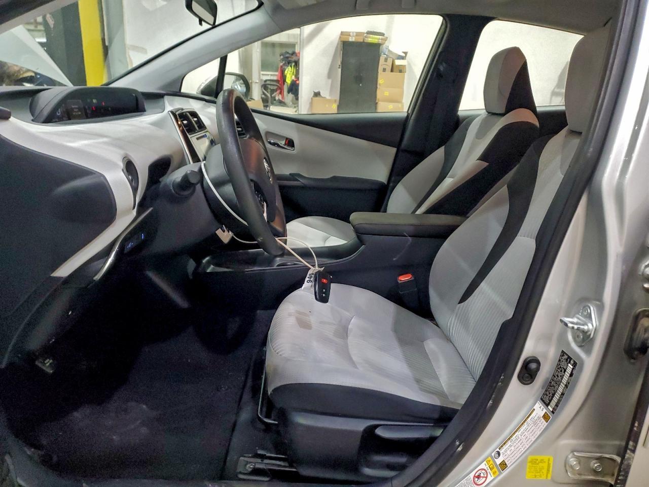 2016 Toyota Prius Two - Фото 7