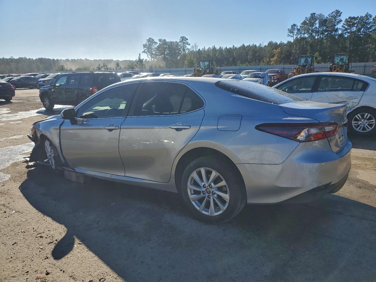 2023 Toyota Camry Le - Фото 2