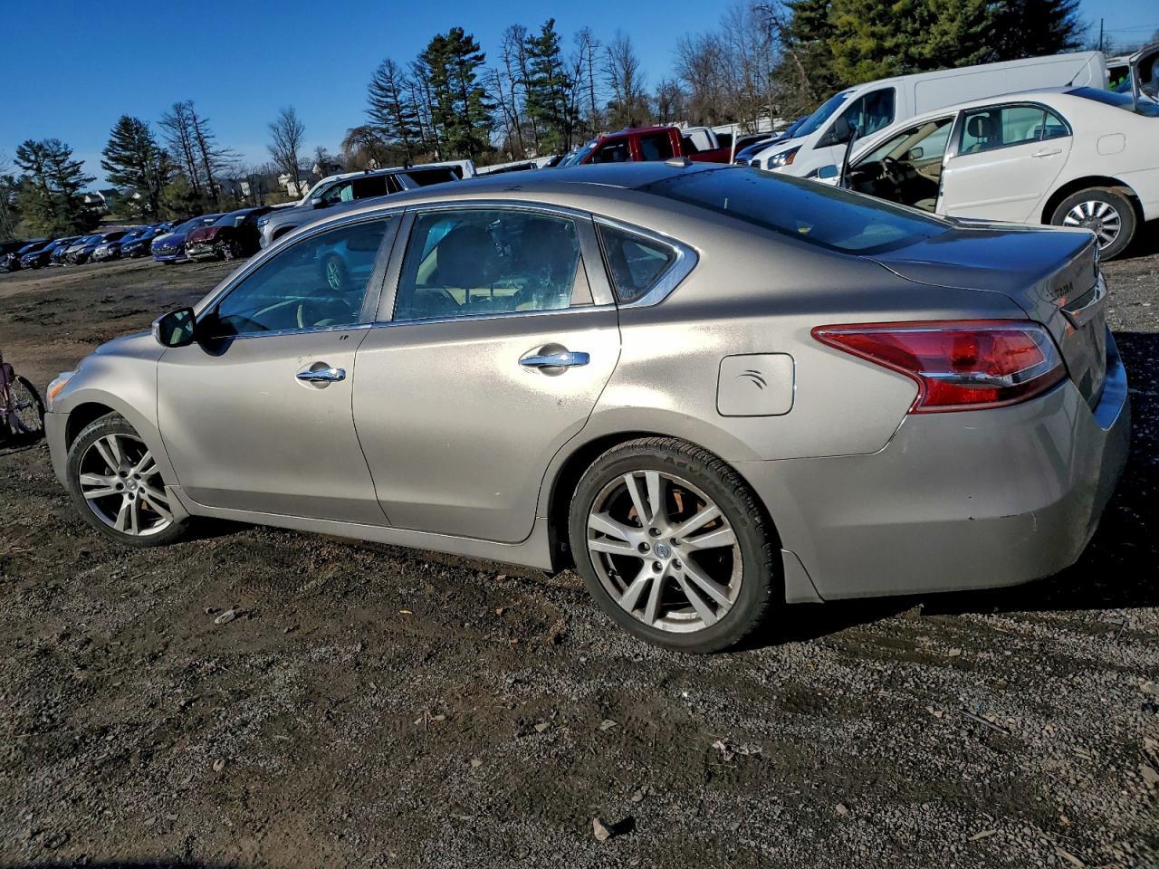 2013 Nissan Altima 3.5S - Image 2