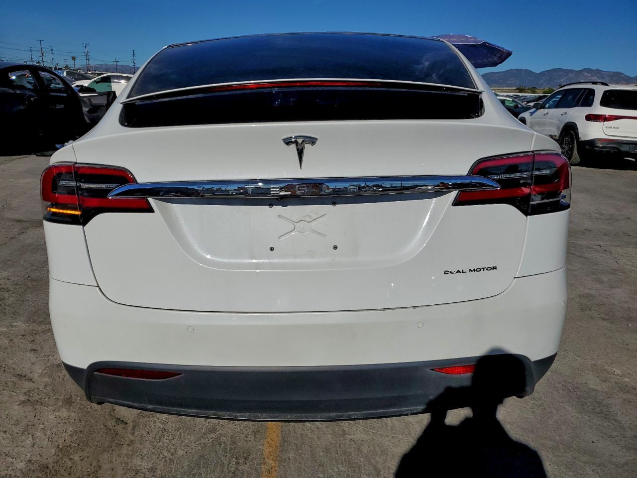 2021 Tesla Model X - Фото 6
