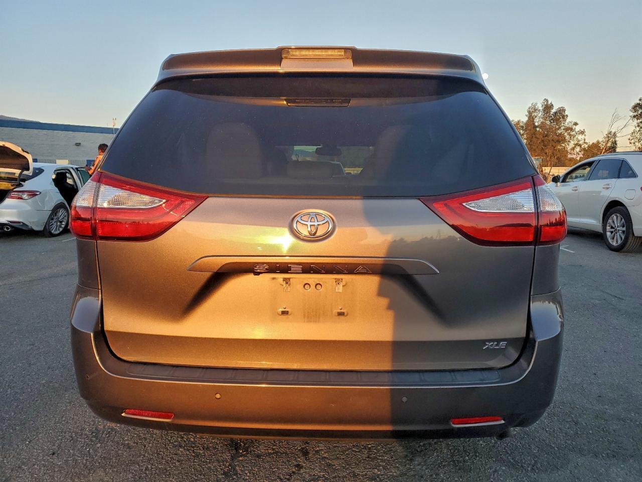 2018 Toyota Sienna Xle - Фото 6