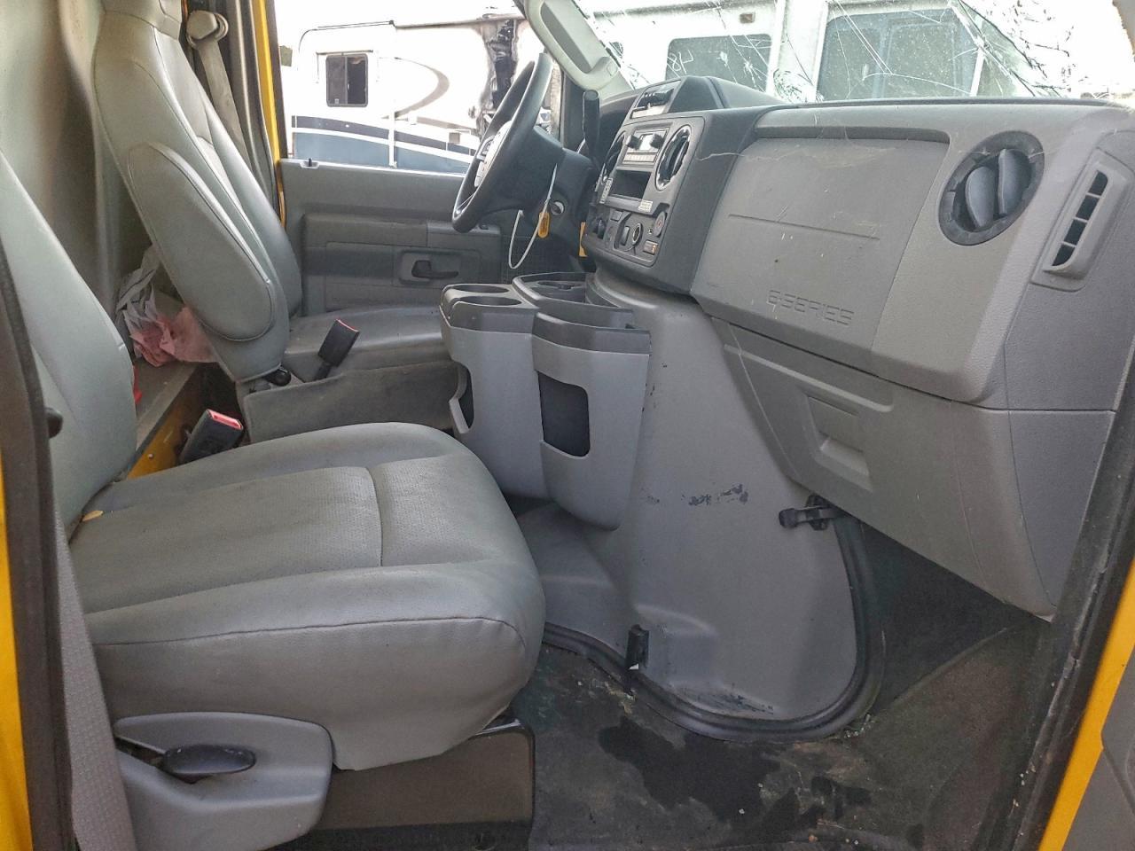 2022 Ford E350 Box Truck - Image 5