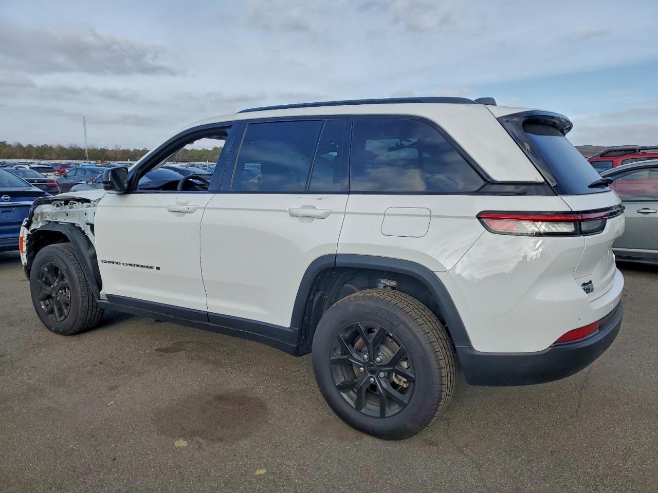 2025 Jeep Grand Cherokee Laredo - Фото 2