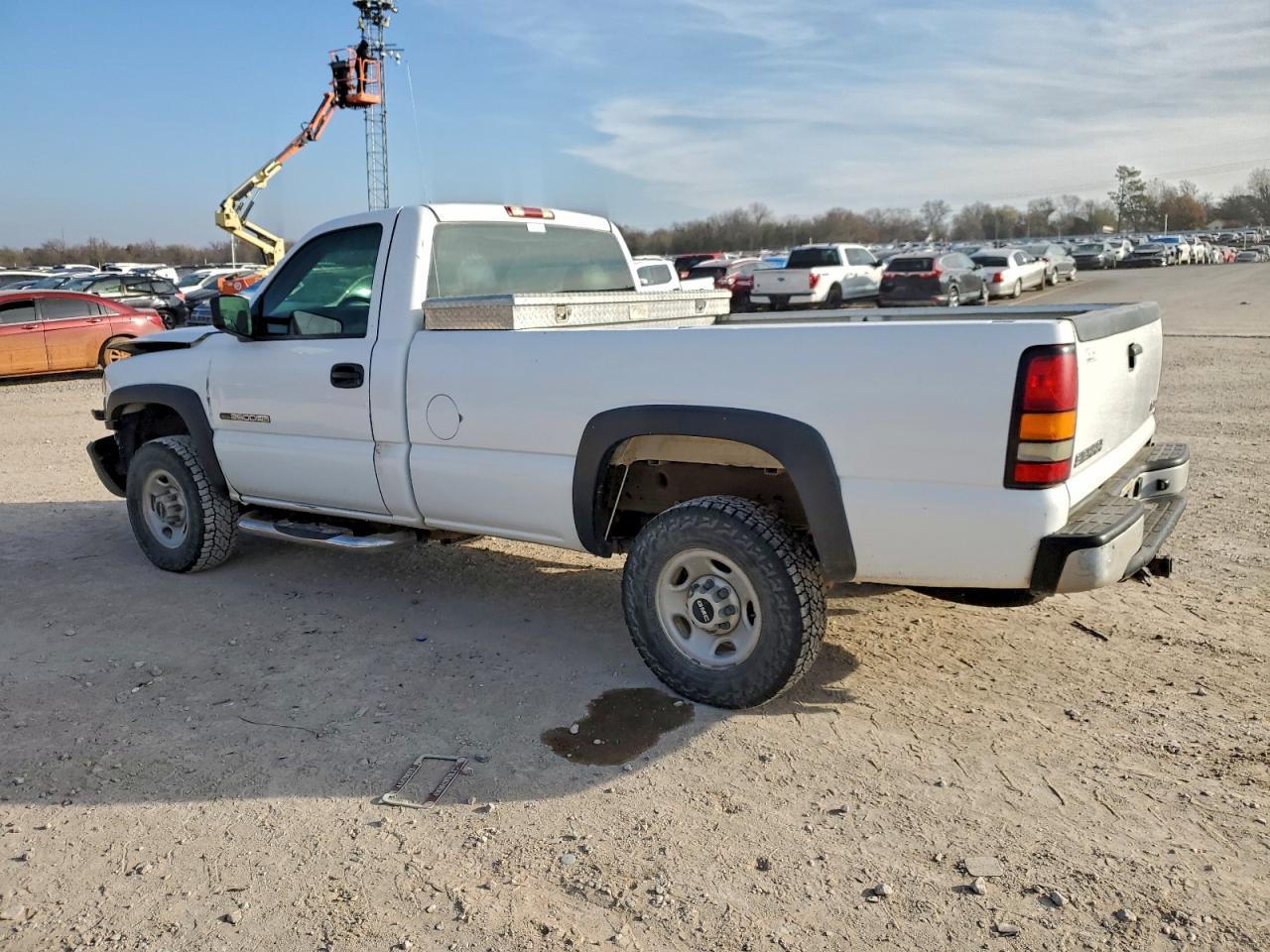 2005 GMC Sierra C2500 Heavy Duty - Image 2