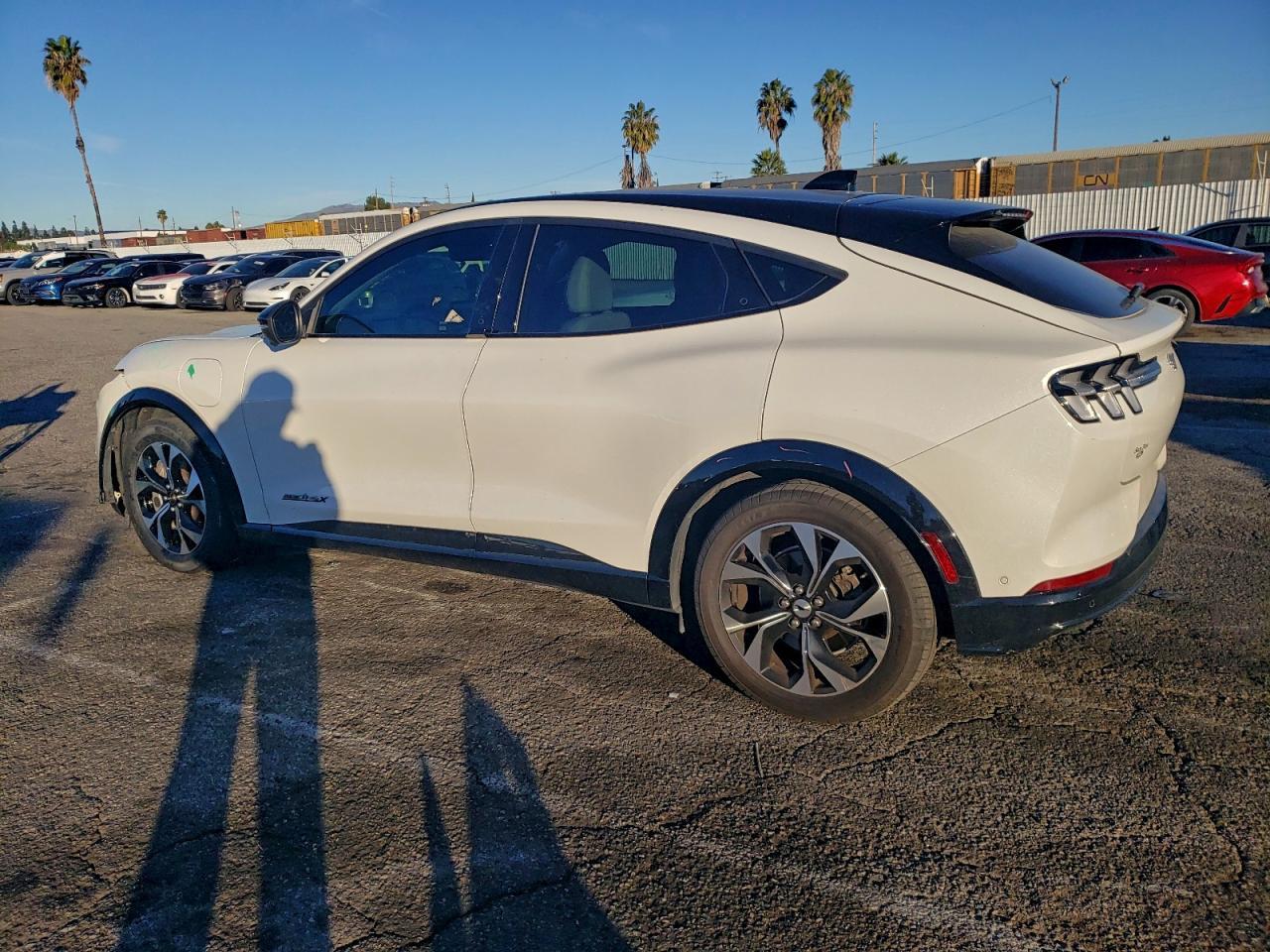 2021 Ford Mustang Mach-E Premium - Фото 2