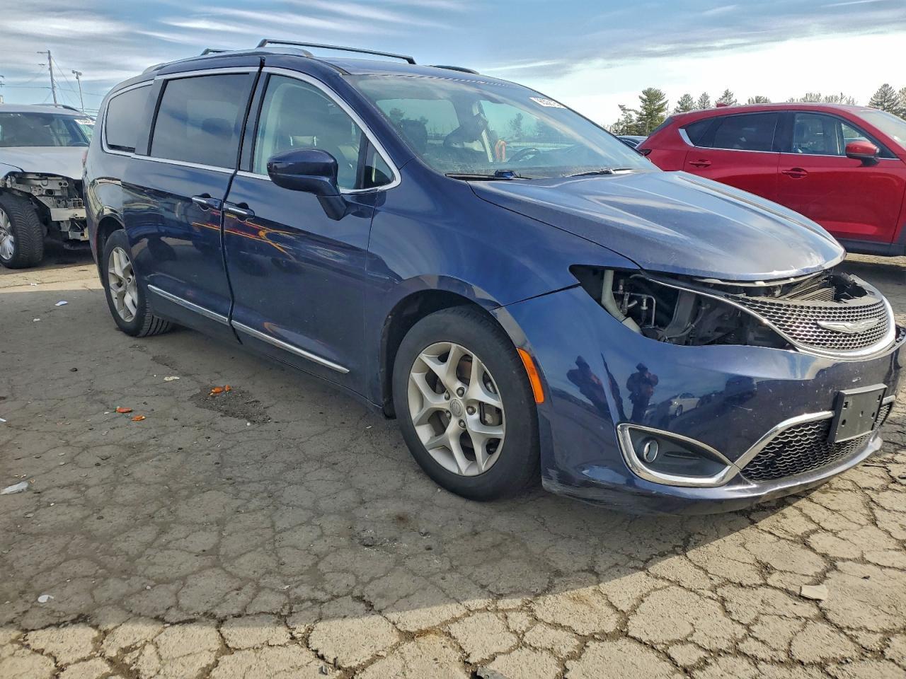 2017 Chrysler Pacifica Touring L Plus - Фото 4