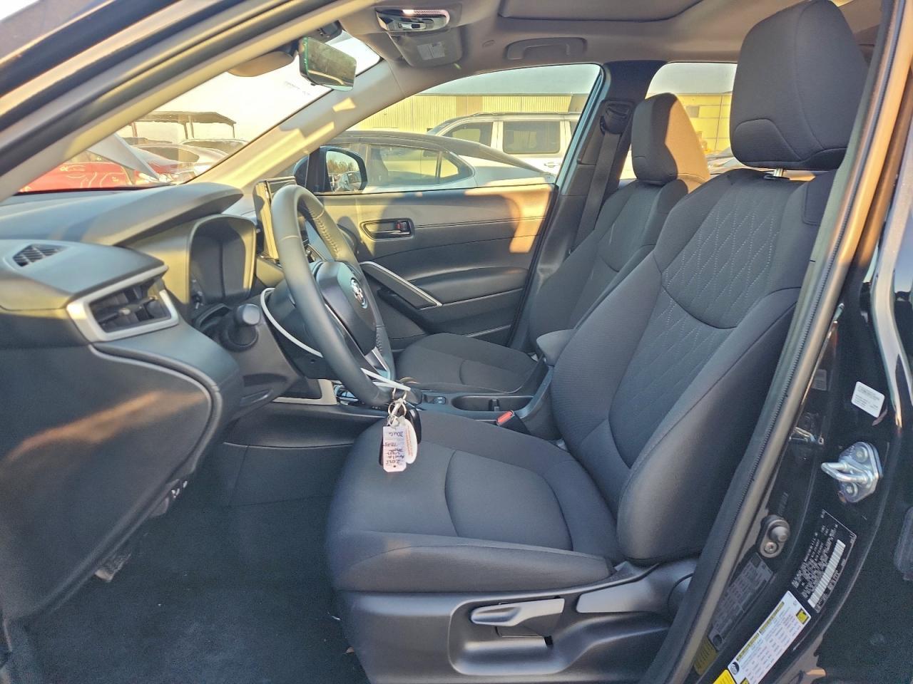 2025 Toyota Corolla Cross Le - Image 7