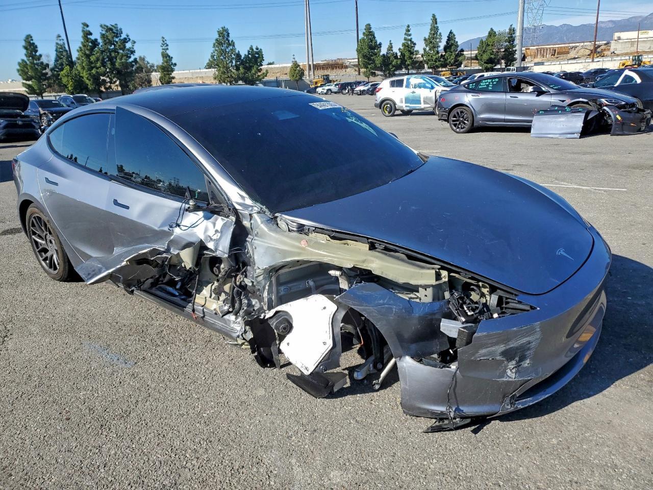 2025 Tesla Model 3 - Фото 4