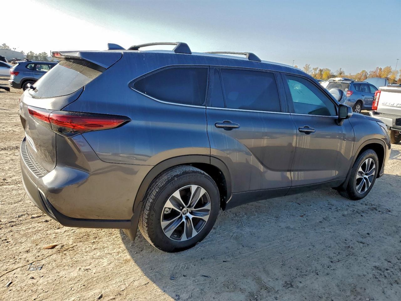 2024 Toyota Highlander Le - Image 3