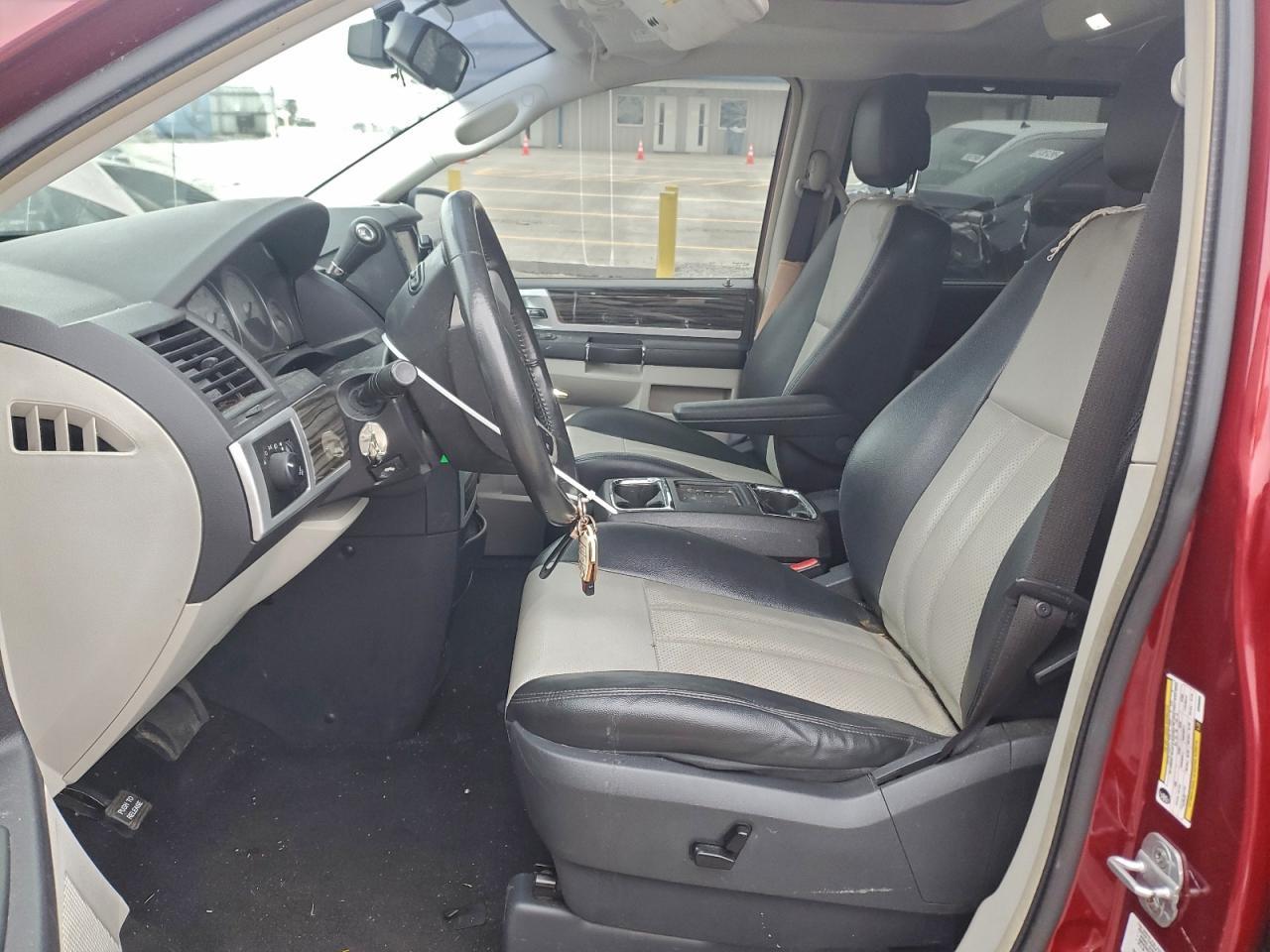 2010 Chrysler Town & Country Touring Plus - Фото 7