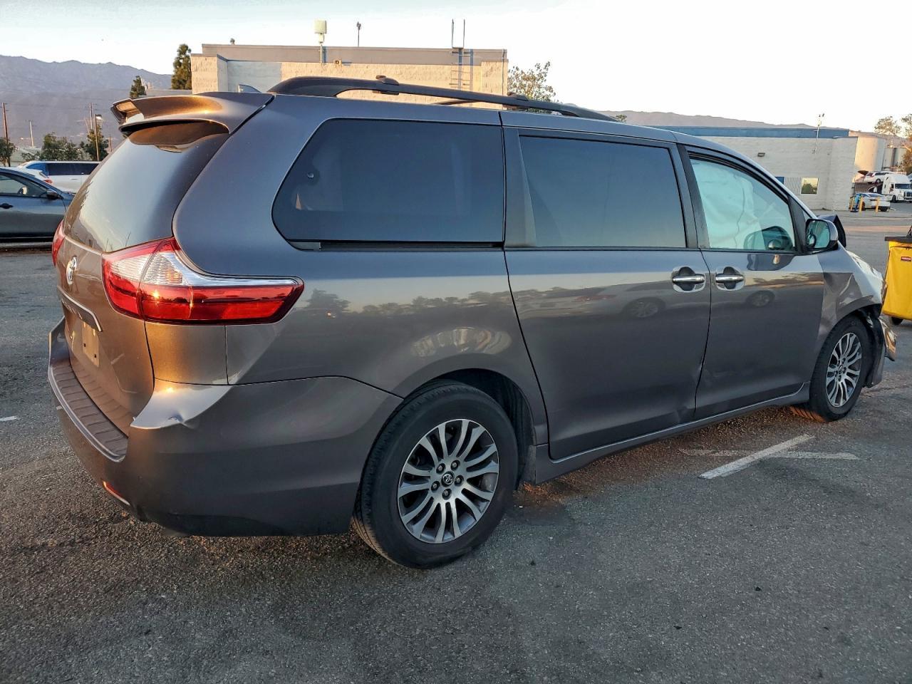 2018 Toyota Sienna Xle - Фото 3