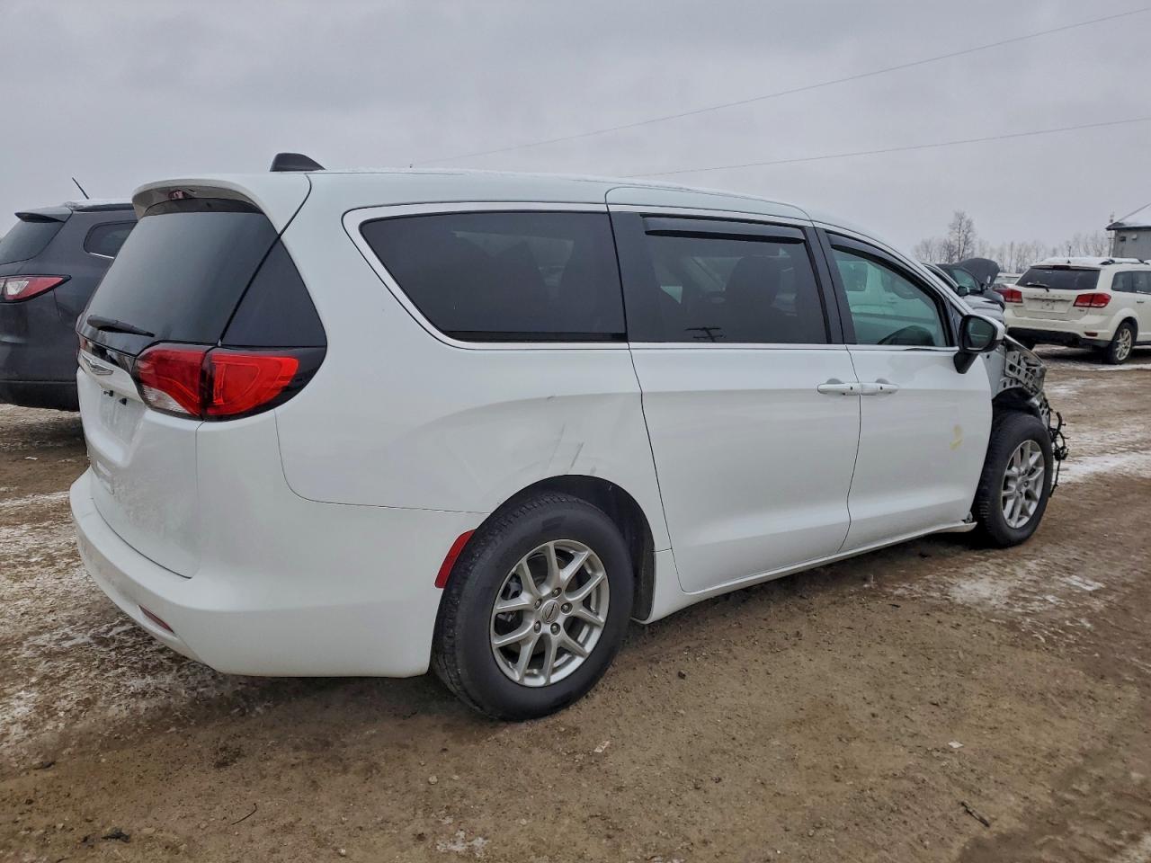 2022 Chrysler Voyager Lx - Image 3