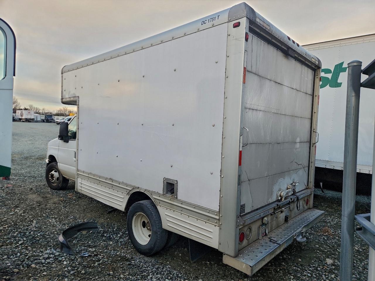 2008 Ford E 450 Box Truck - Image 2