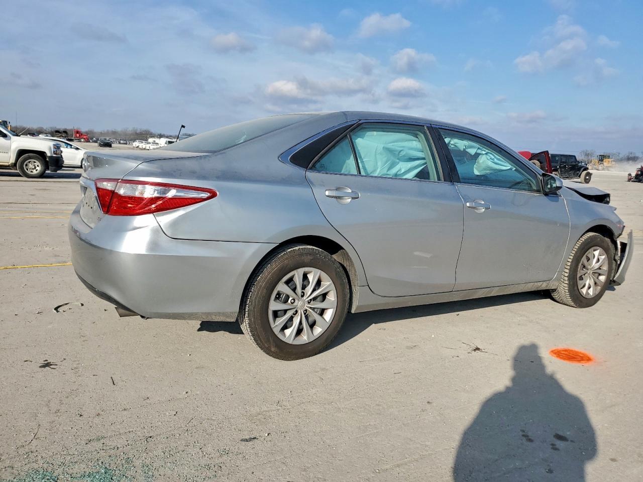 2016 Toyota Camry Le - Фото 3