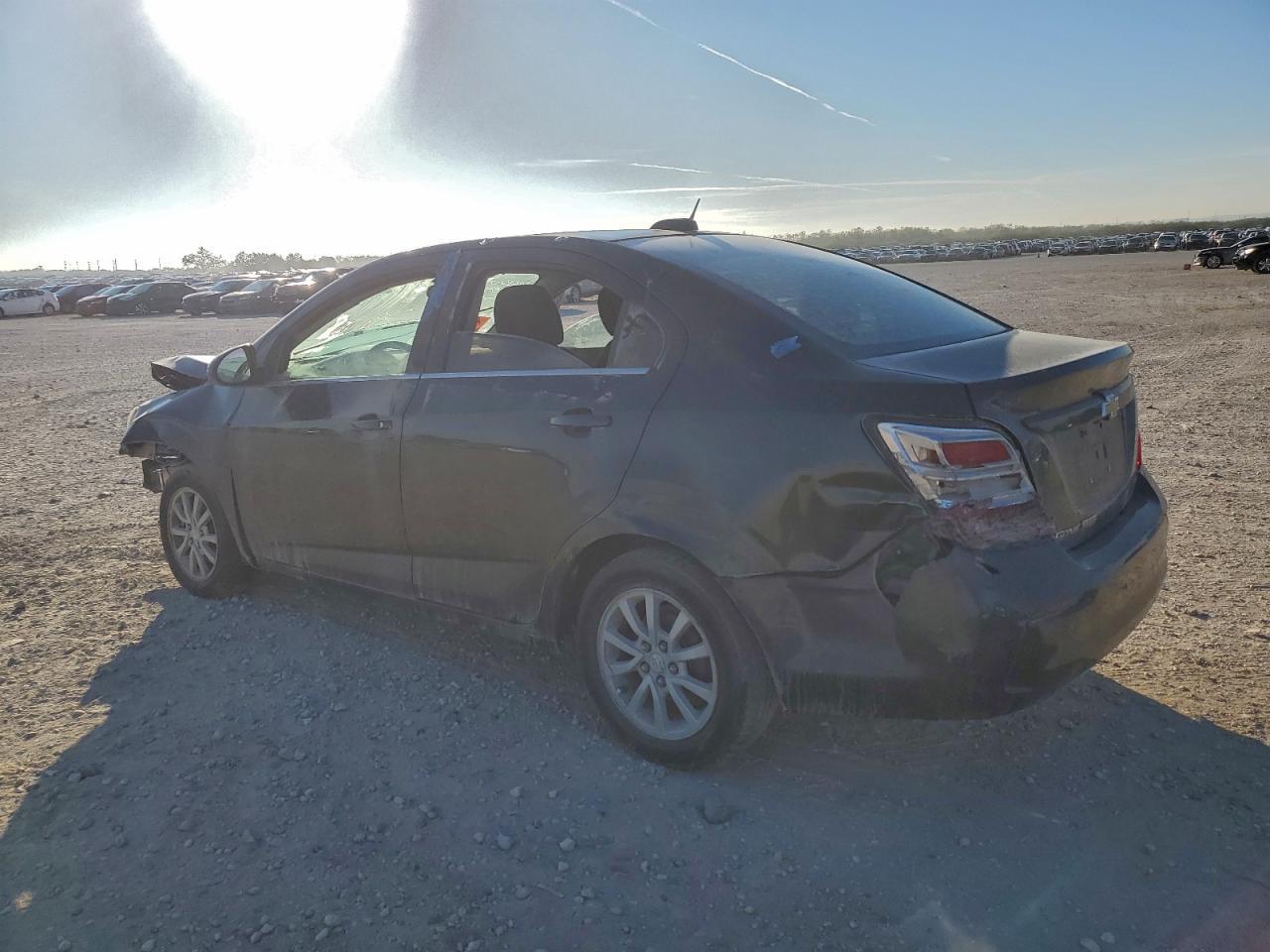 2018 Chevrolet Sonic Lt - Фото 2