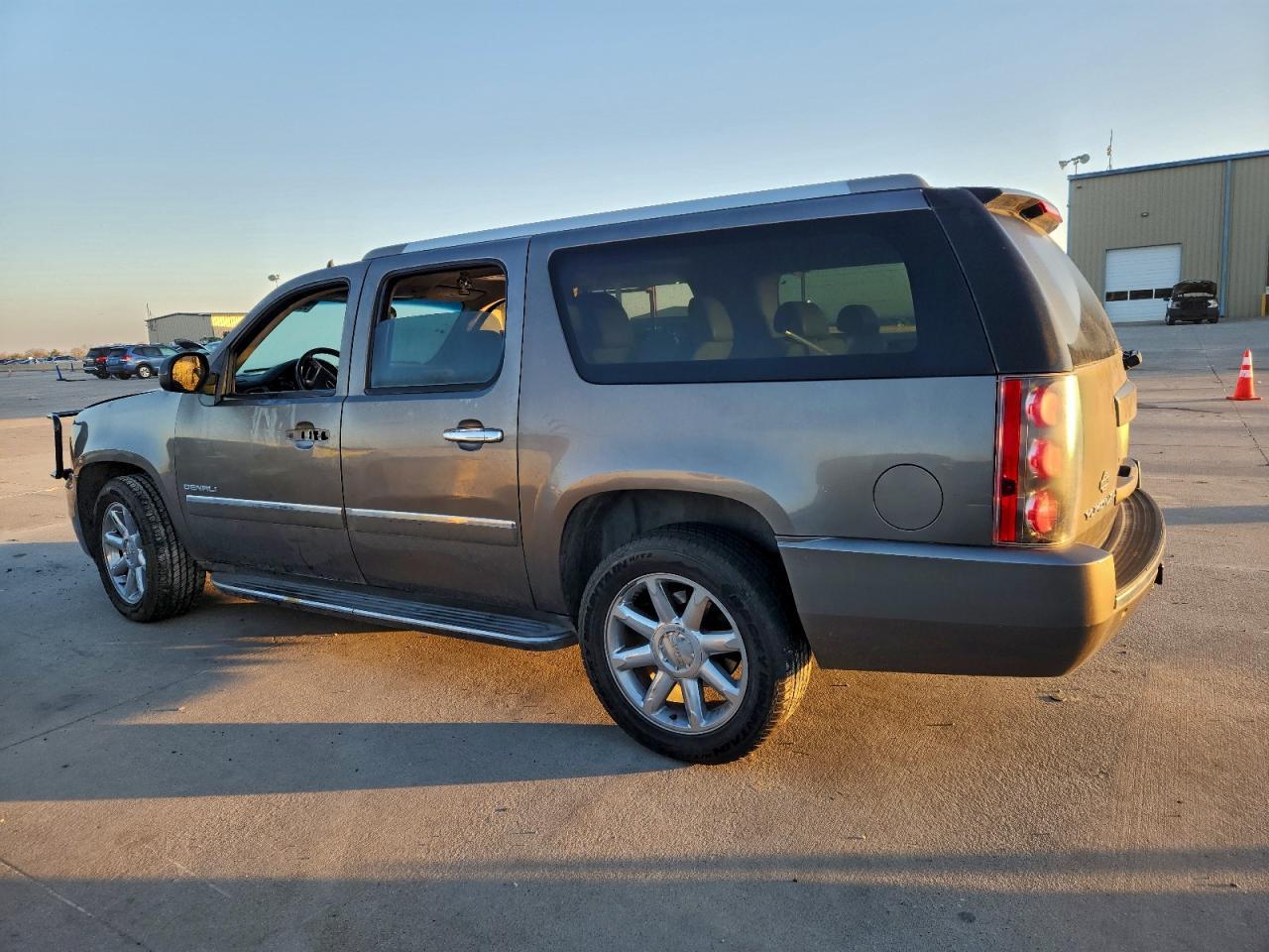 2011 GMC Yukon Xl Denali - Image 2