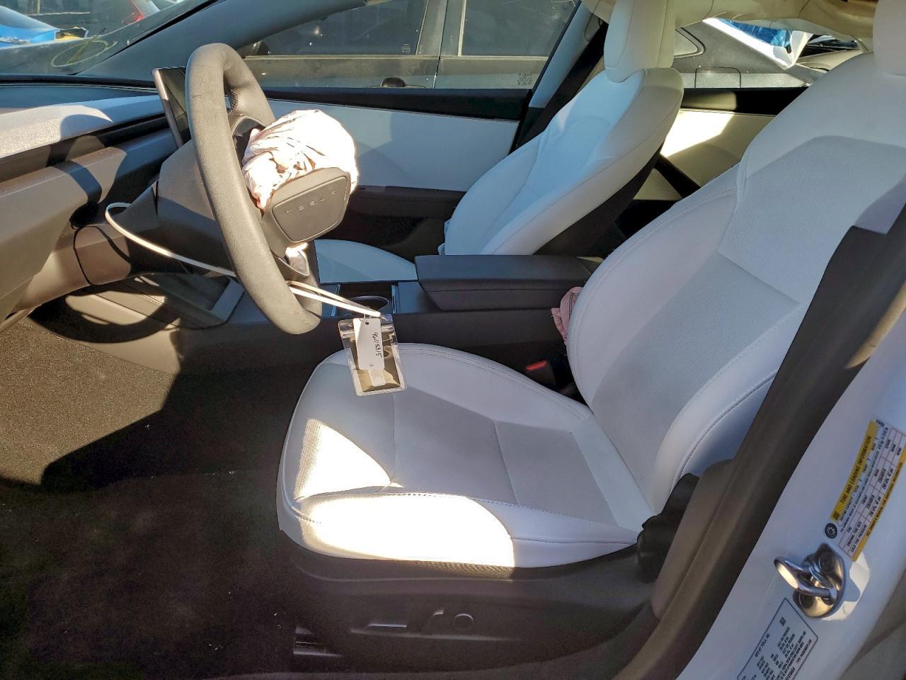 2025 Tesla Model 3 - Фото 7