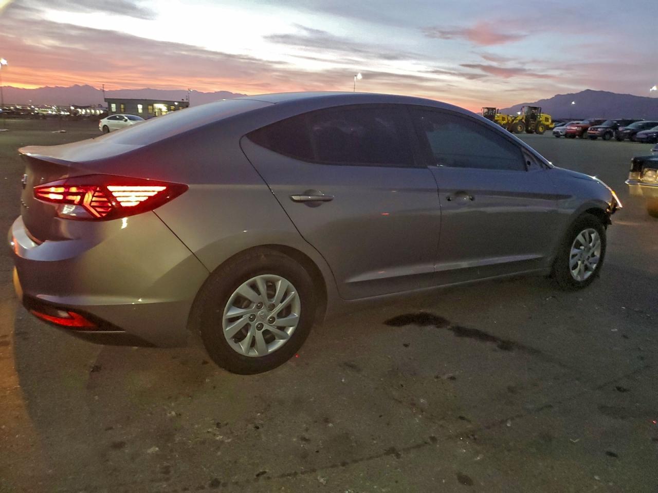 2020 Hyundai Elantra Se - Image 3