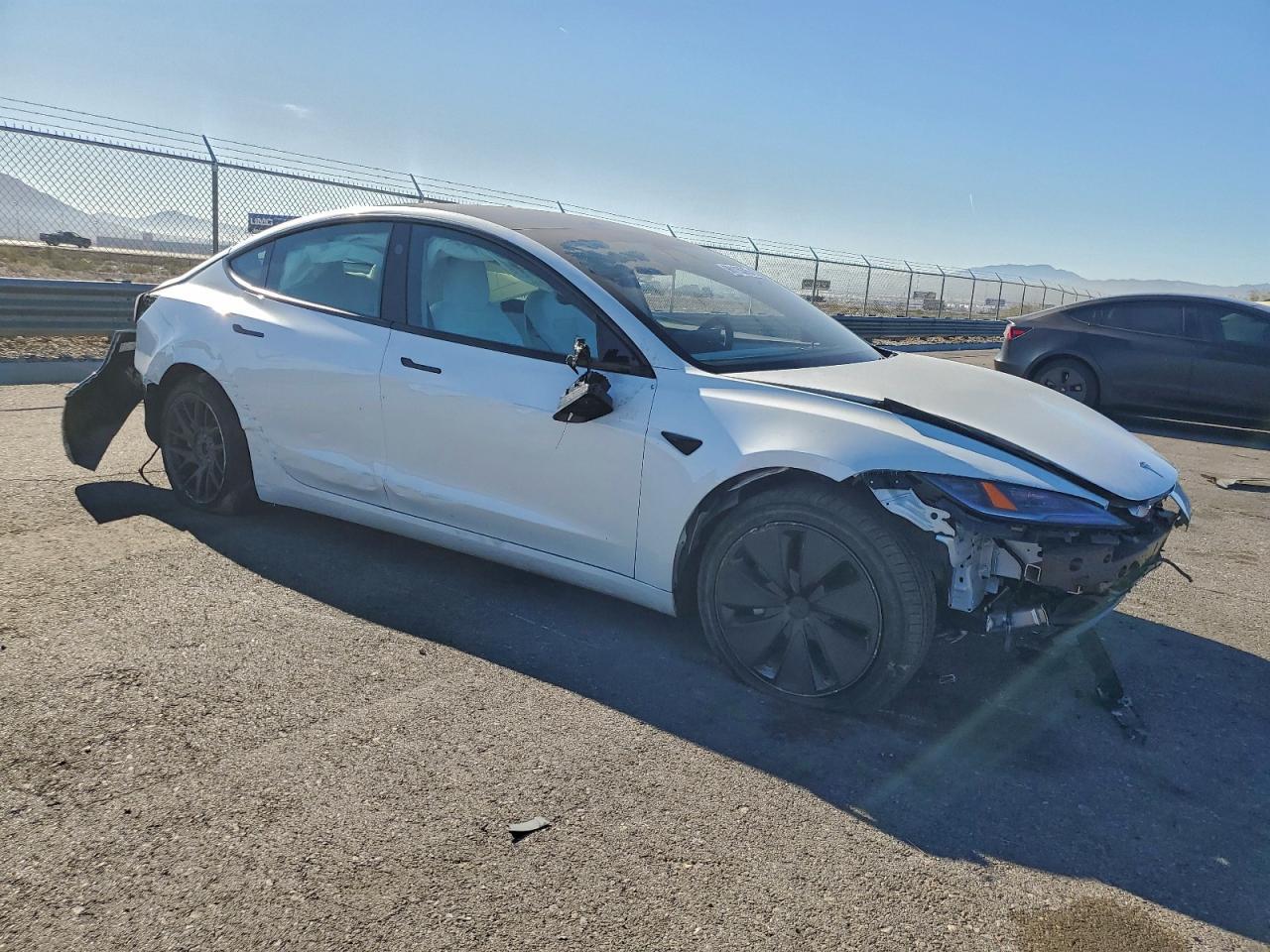 2025 Tesla Model 3 - Фото 4