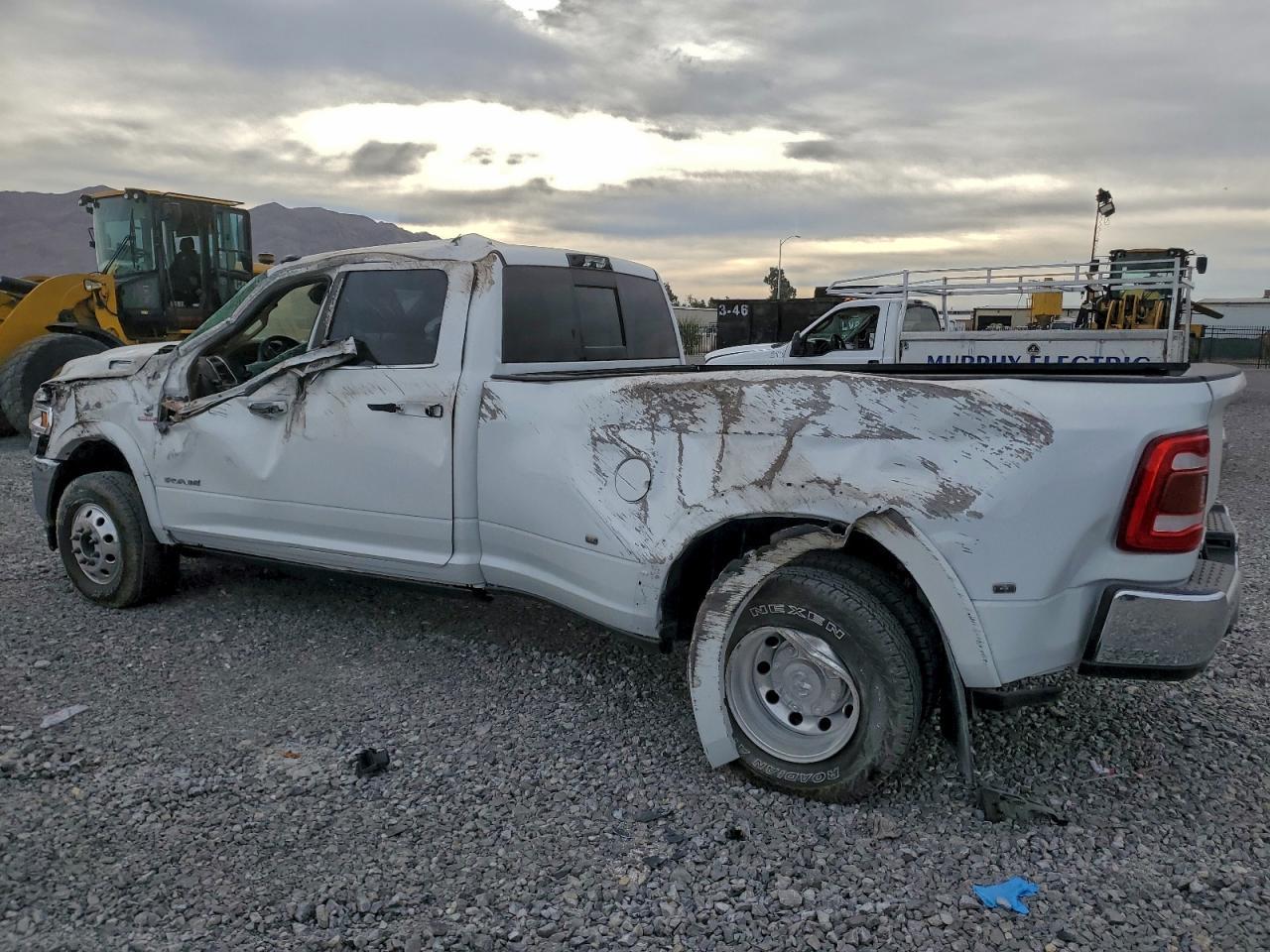2022 Ram 3500 Laramie - Фото 2