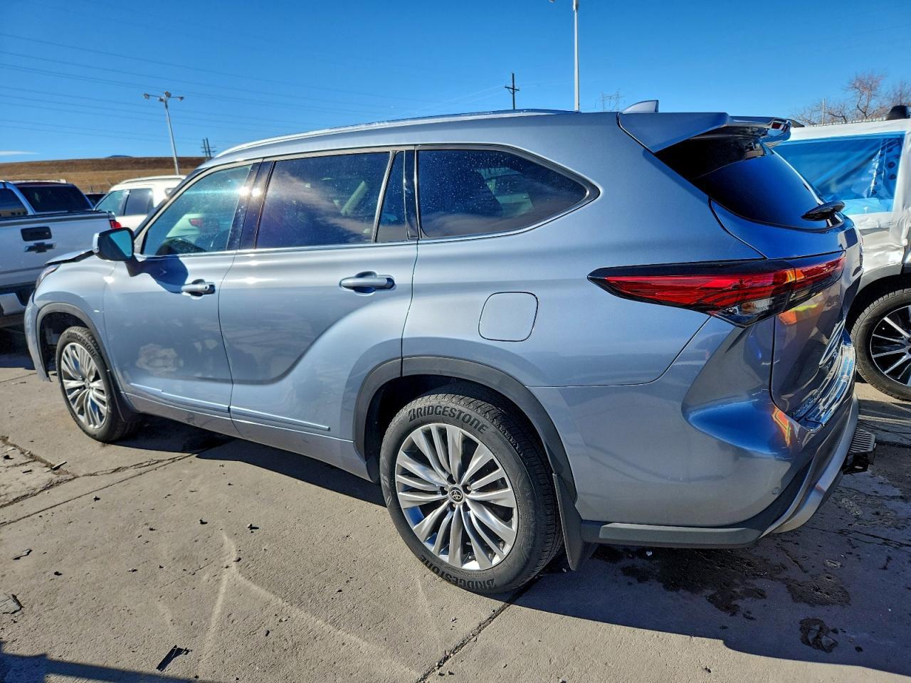 2022 Toyota Highlander Platinum - Фото 2