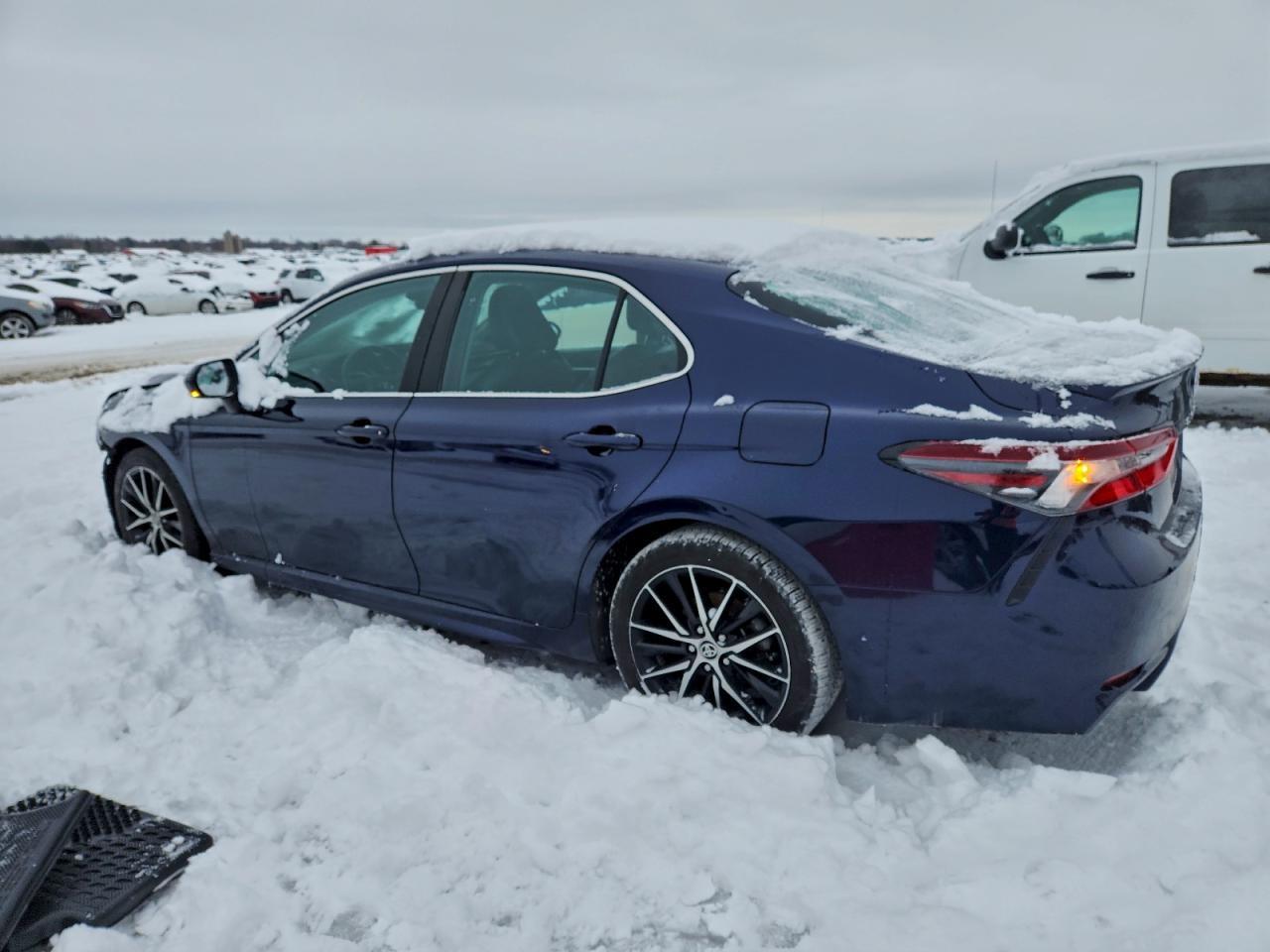 2021 Toyota Camry Se - Фото 2