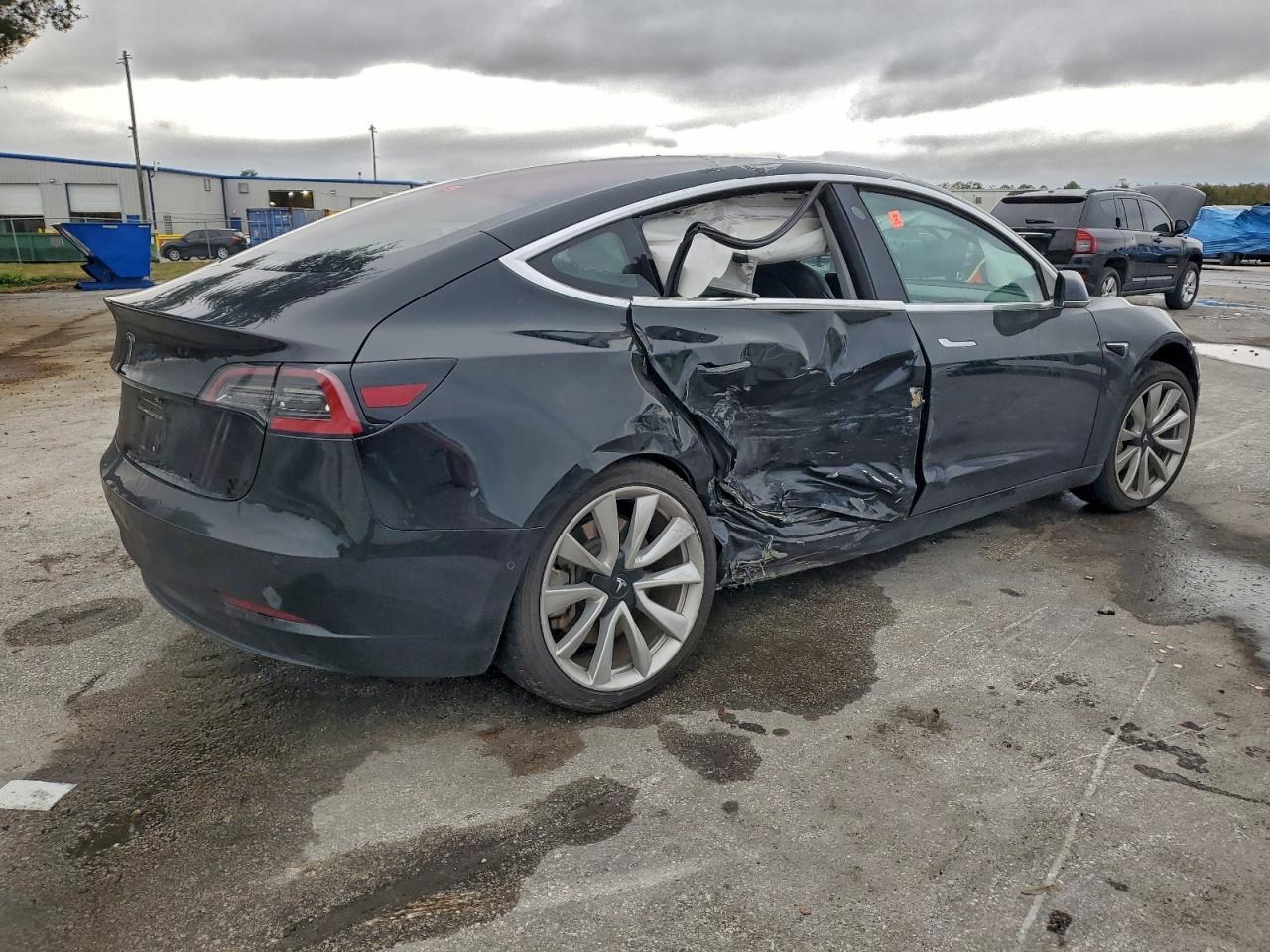 2018 Tesla Model 3 - Фото 3