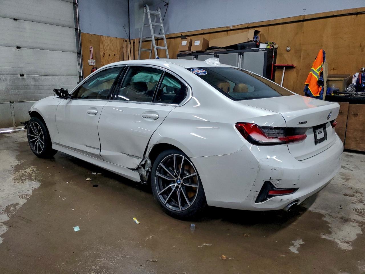 2021 BMW 330Xi - Фото 2