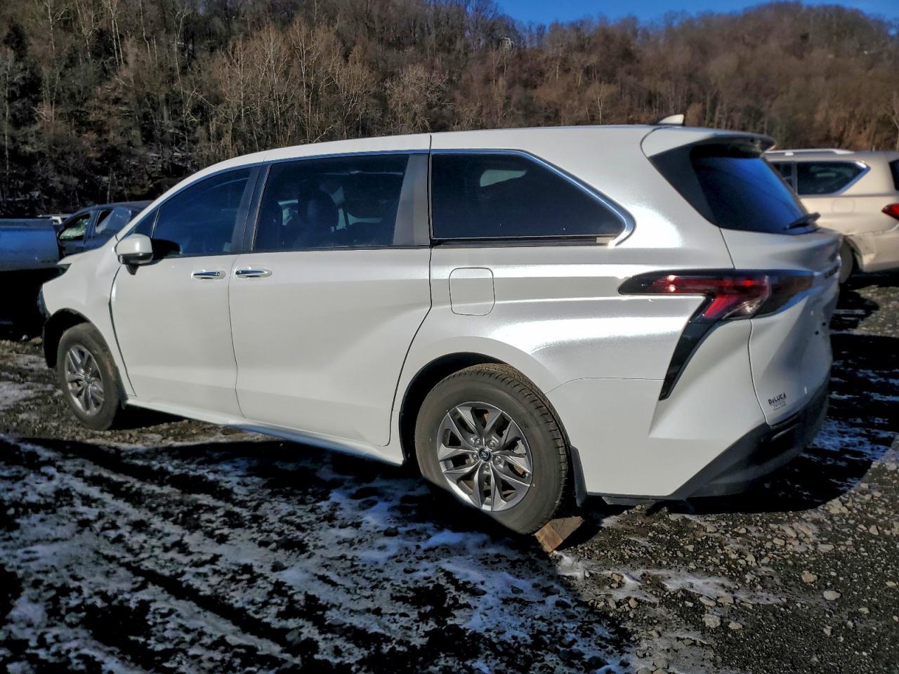 2024 Toyota Sienna Xle - Image 2