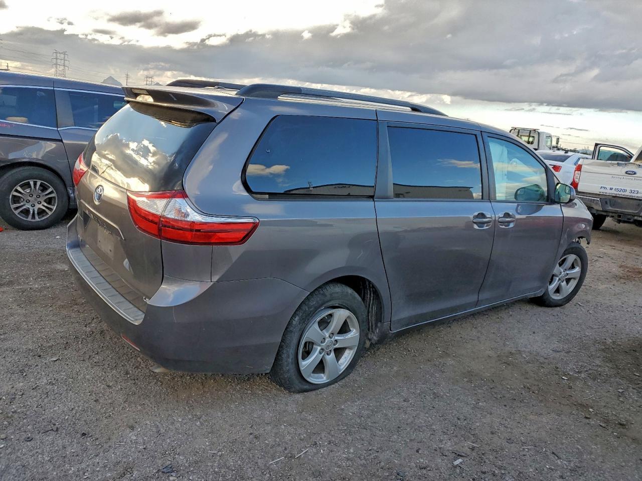 2015 Toyota Sienna Le - Фото 3