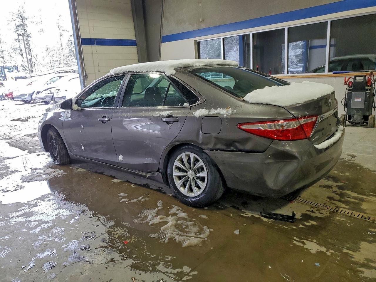 2017 Toyota Camry Le - Фото 2