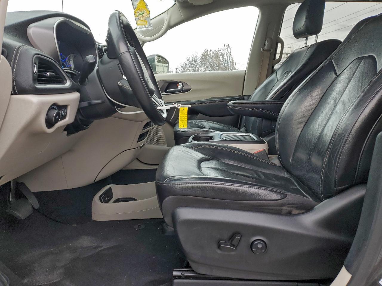 2022 Chrysler Pacifica Hybrid Touring L - Image 7
