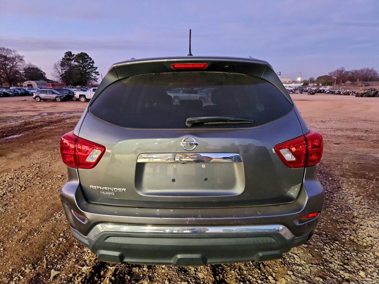 2017 Nissan Pathfinder S - Image 6