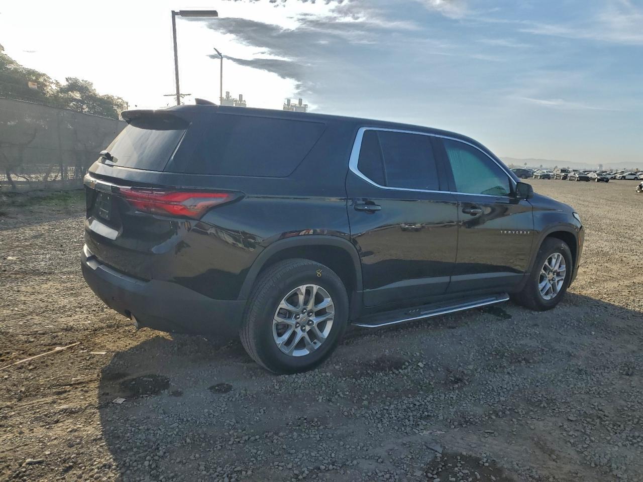 2022 Chevrolet Traverse Ls - Image 3