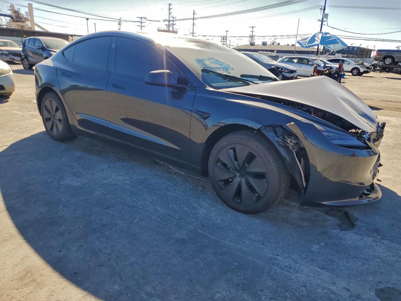 2025 Tesla Model 3 - Фото 4