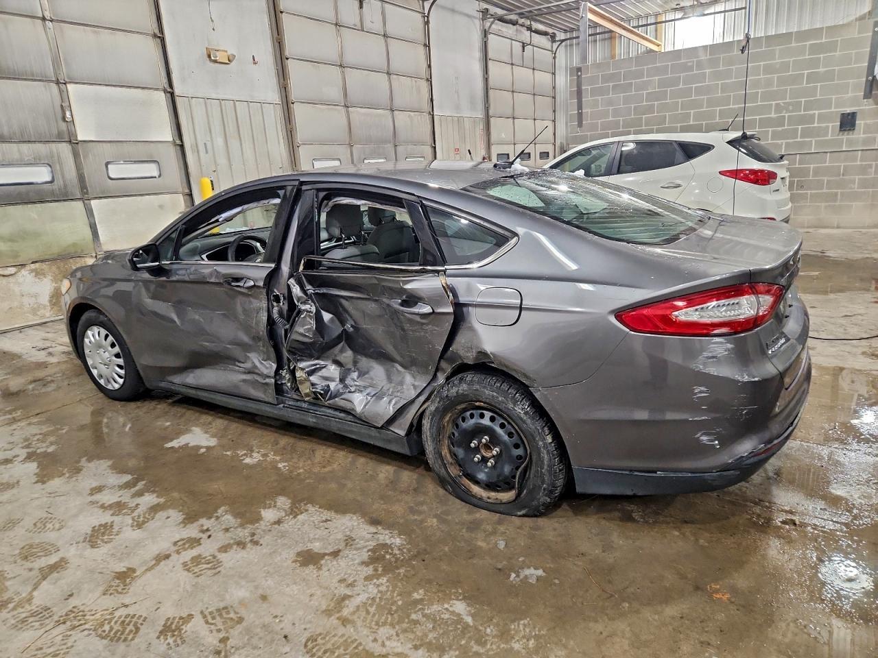 2013 Ford Fusion S - Фото 2