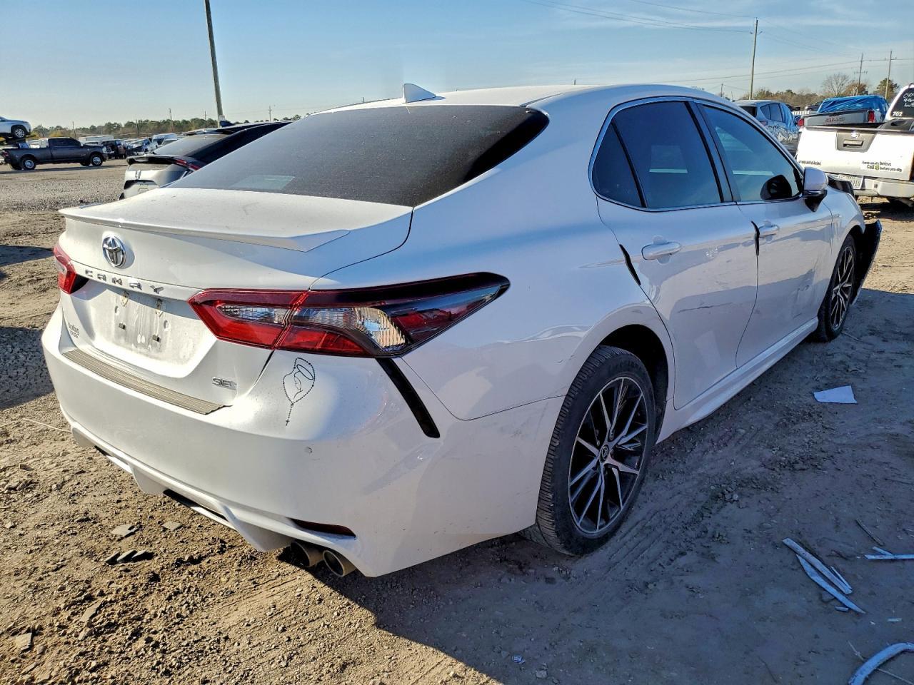2022 Toyota Camry Se - Фото 3