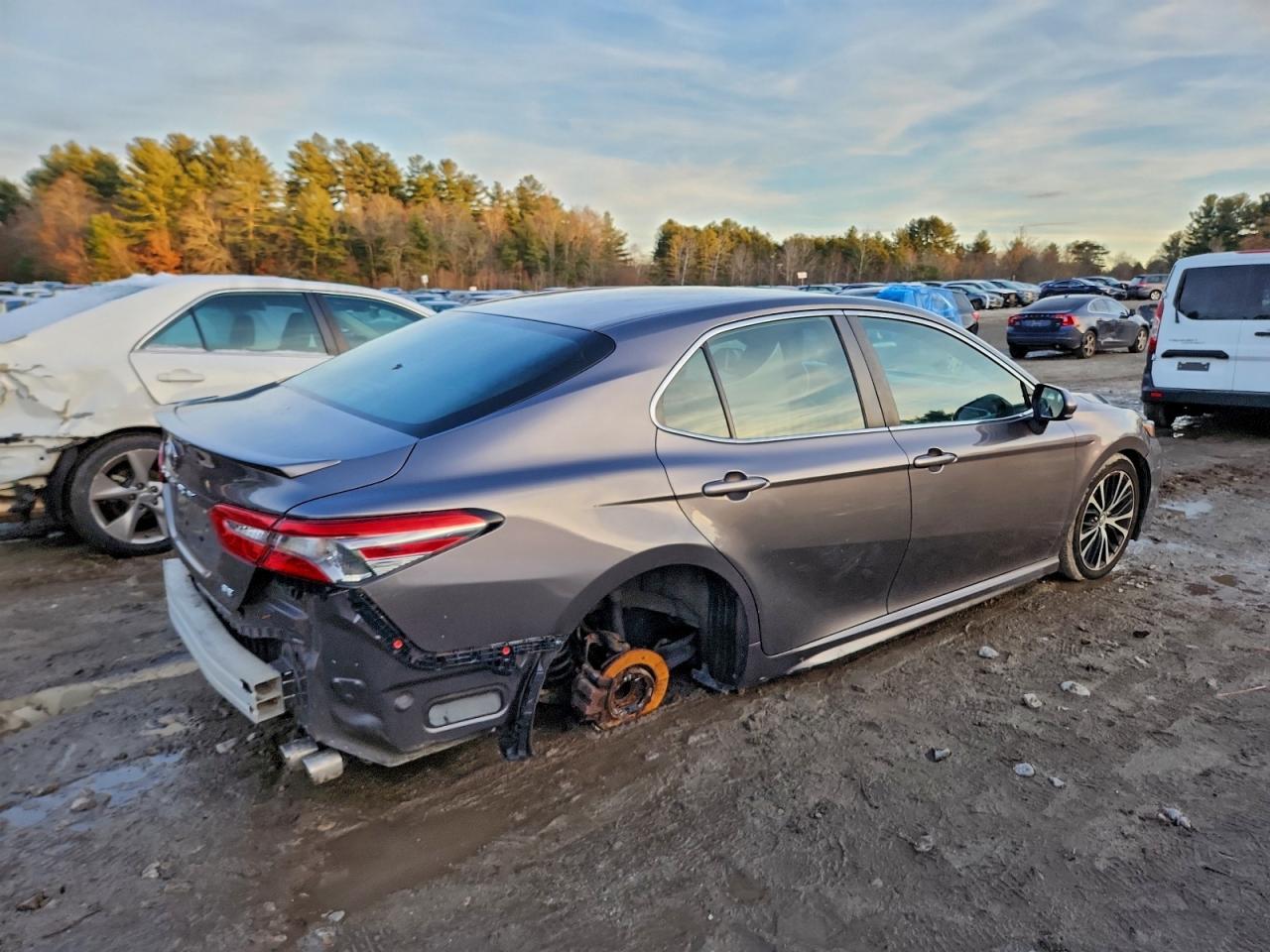 2018 Toyota Camry Se - Фото 3