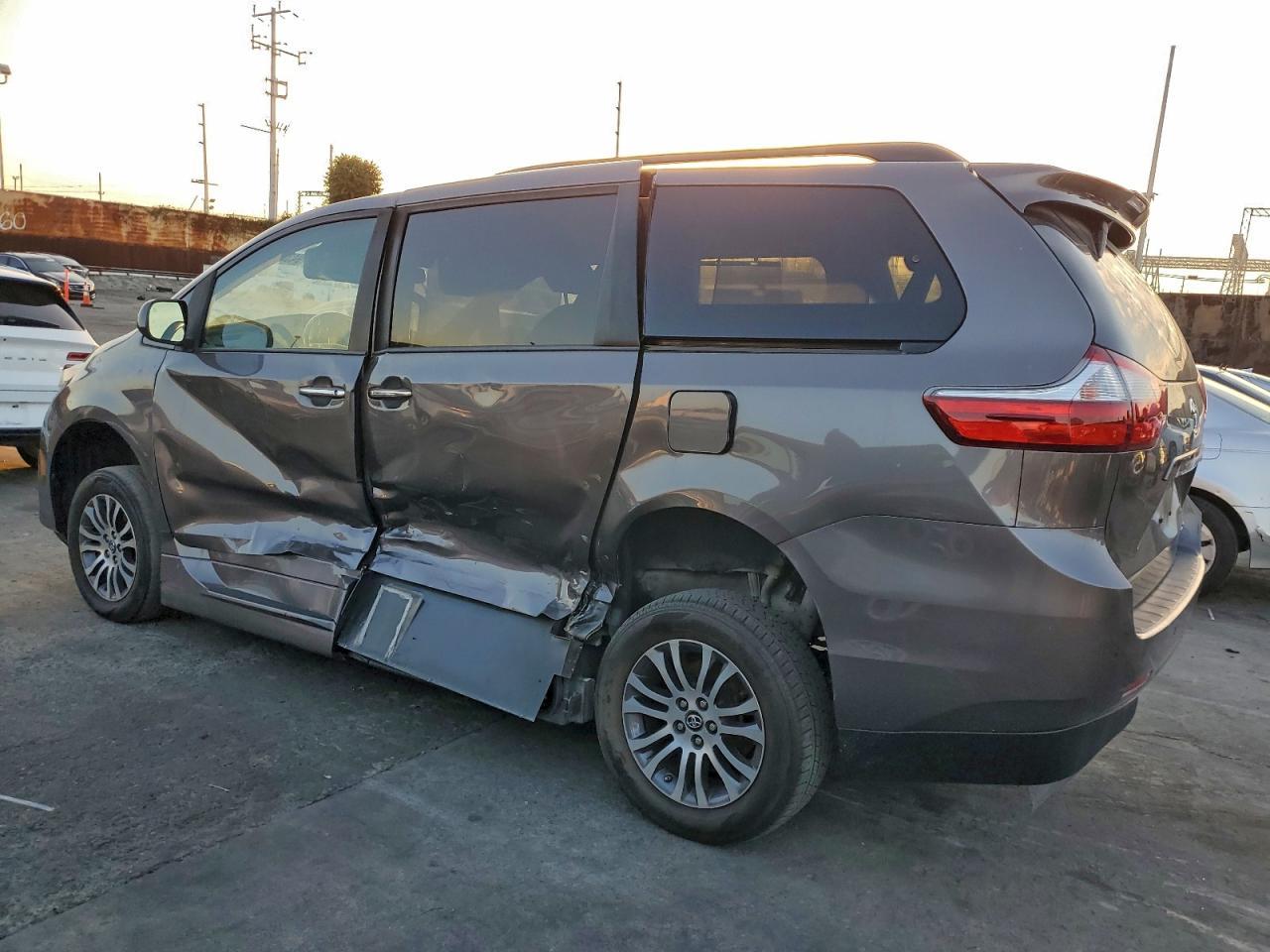 2019 Toyota Sienna Xle - Фото 2