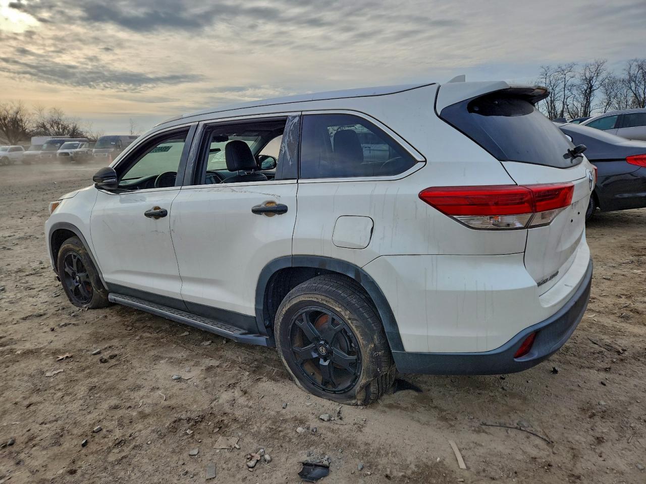 2019 Toyota Highlander Se - Image 2