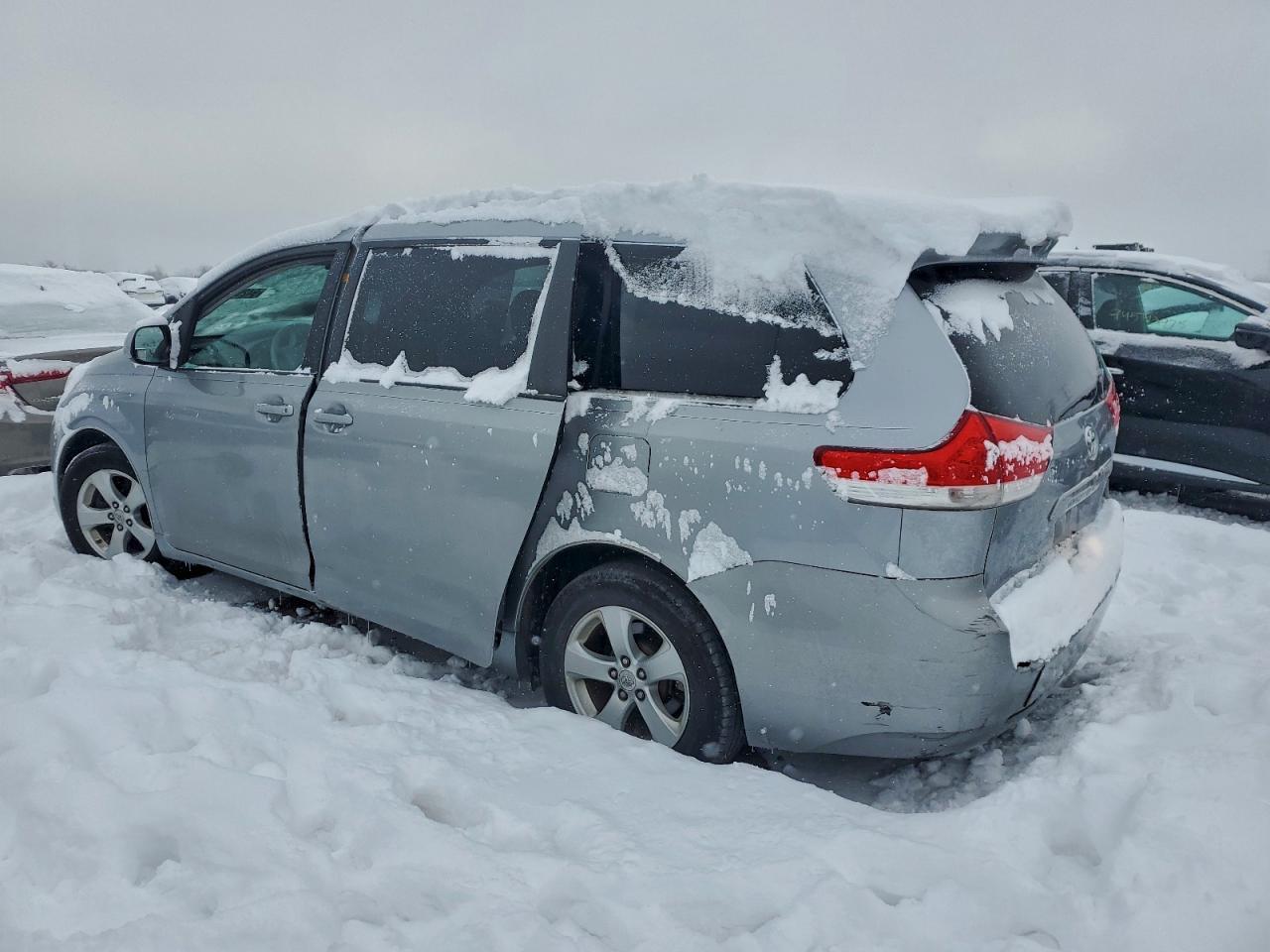 2011 Toyota Sienna Le - Фото 2