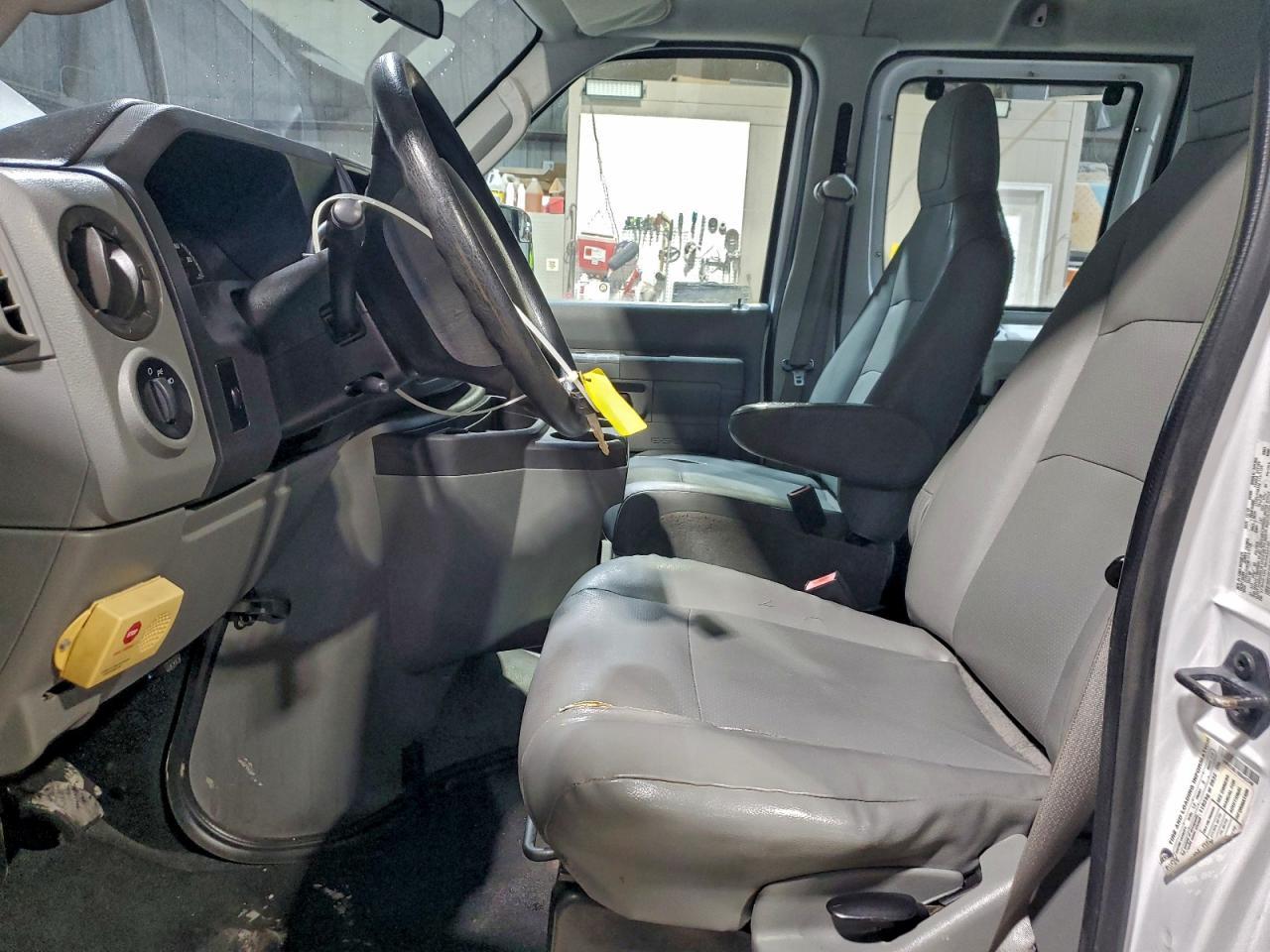 2011 Ford Econoline E350 Super Duty Wagon - Фото 7