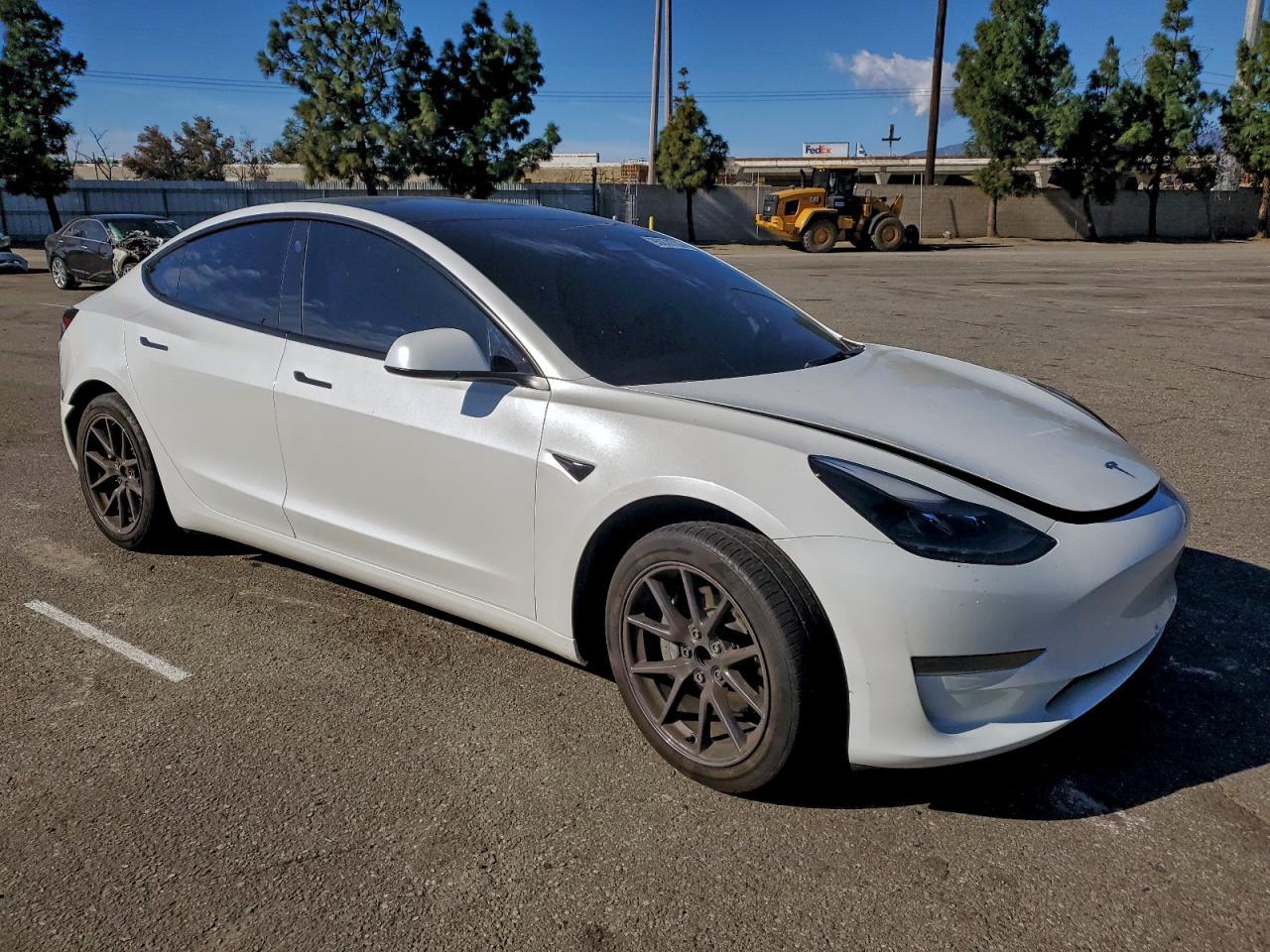 2023 Tesla Model 3 - Фото 4