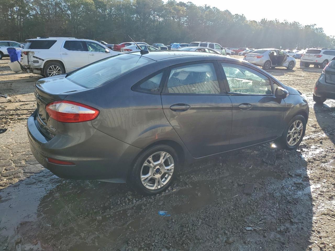 2015 Ford Fiesta Se - Фото 3