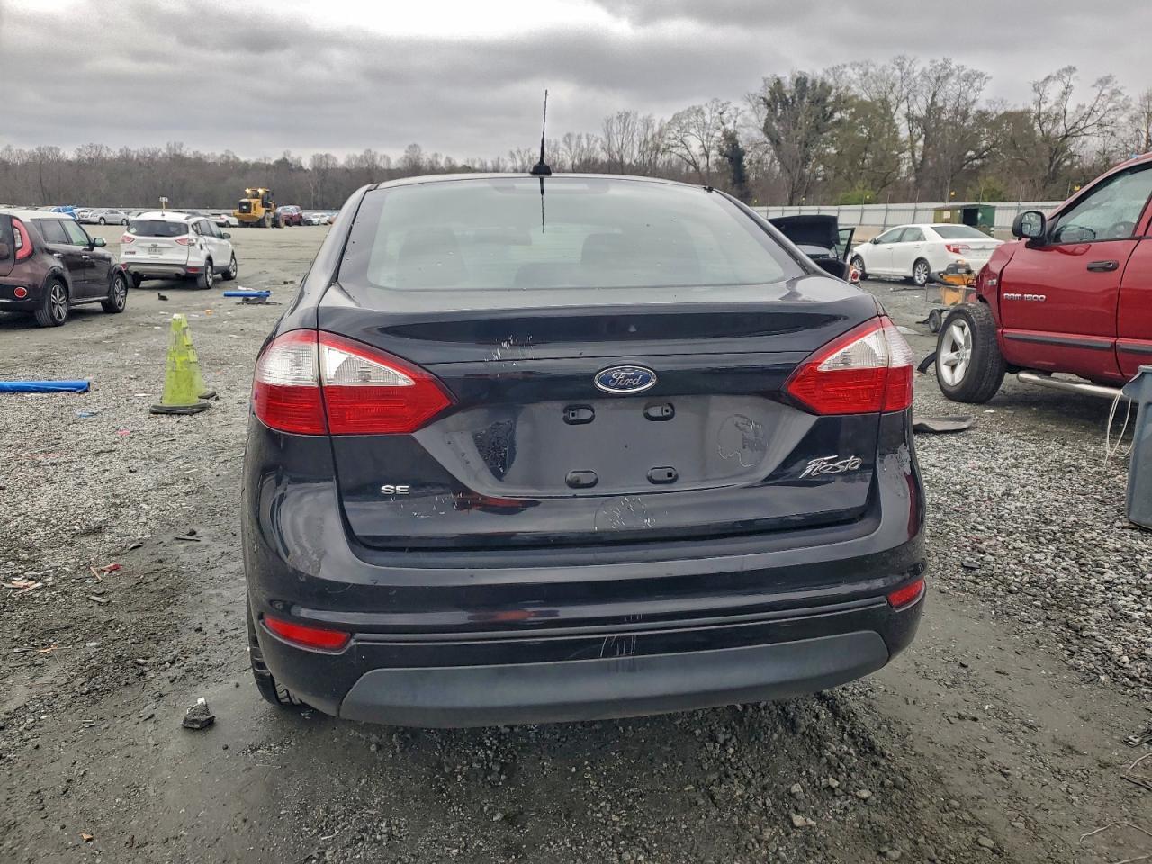 2017 Ford Fiesta Se - Фото 6