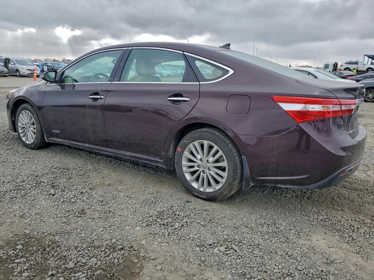 2014 Toyota Avalon Hybrid - Image 2