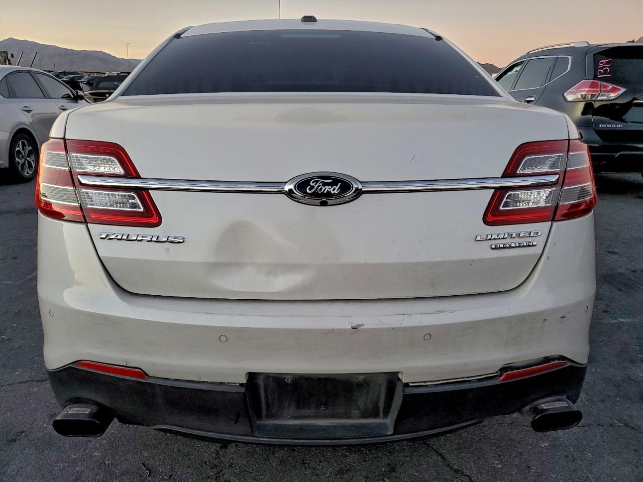 2014 Ford Taurus Limited - Image 6