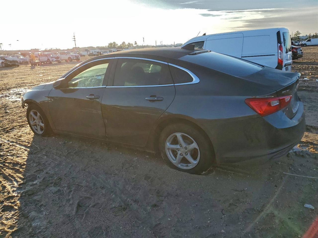 2017 Chev Malibu - Фото 2